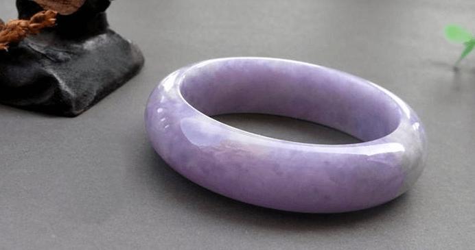 紫色冰种翡翠手镯价格很便宜吗？紫罗兰翡翠为什么会“见光死”?